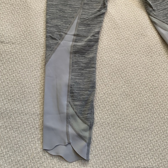 Wunder Under Scalloped Hem High-Rise Crop - Picture 6 of 10